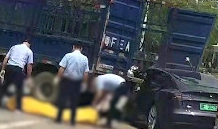 说说热点故事烩 韶关一辆特斯拉高速追尾货车，没有明显减速，网友：又是刹车失灵