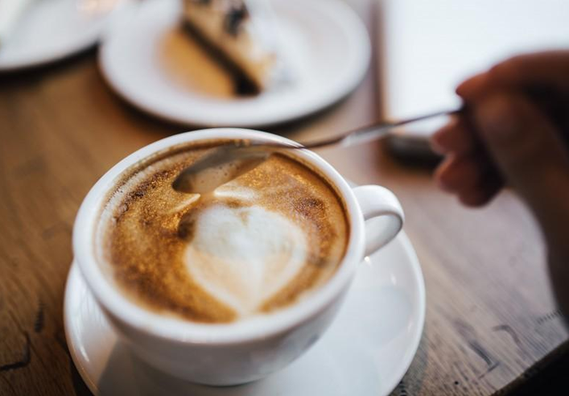 癌细胞|“抗衰老”10大行为,喝咖啡第6,吃大蒜第2,榜首居家运动很关键