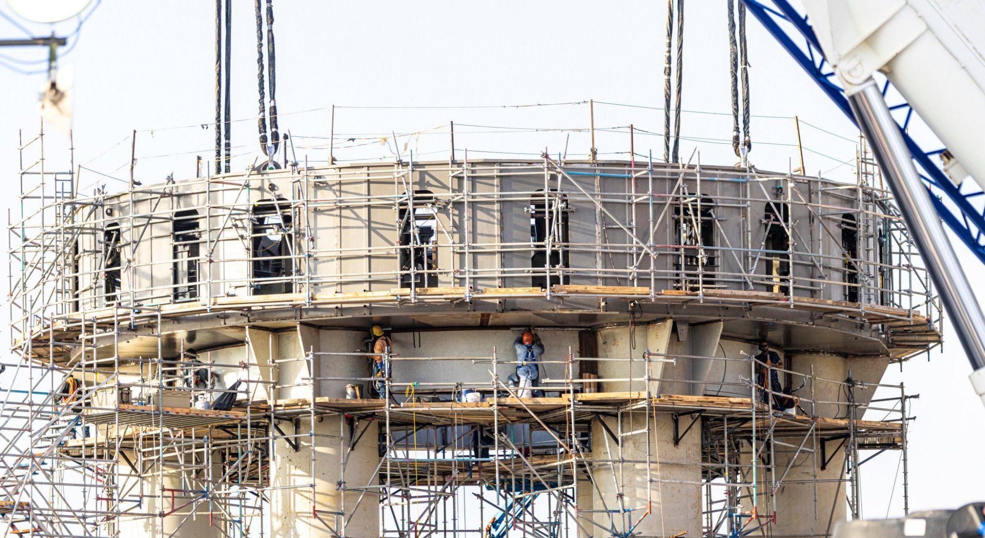 SpaceX 星际飞船首次轨道飞行在即，SpaceX超重型助推器正在安装猛禽引擎