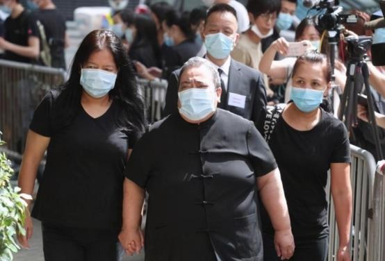 何超雄|哥哥车祸去世，何超雄不结婚养大2个侄女，还把30套房子留给她们