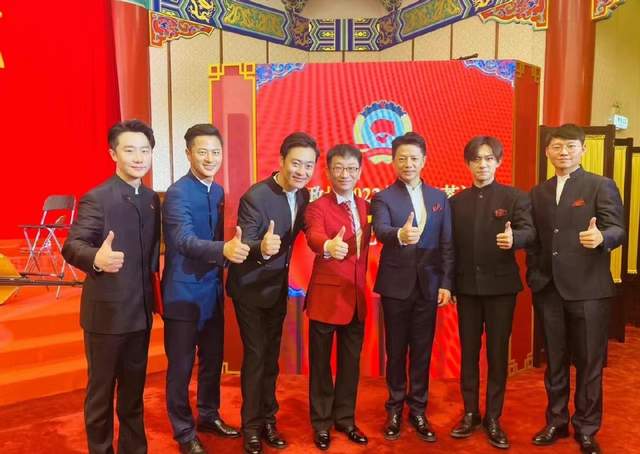 段奕宏|刘德华段奕宏上新闻联播！帅气得令人挪不开眼，张韶涵红裙站c位