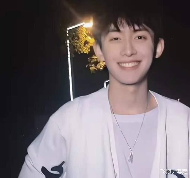 s5|LOLM无限火力上线,颜值博主源来凌晨带女友转型,化身游戏主播