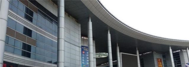 脑洞菌呀 无锡有个“老牌”商场，曾生意红火，日进斗金，如今却面临倒闭