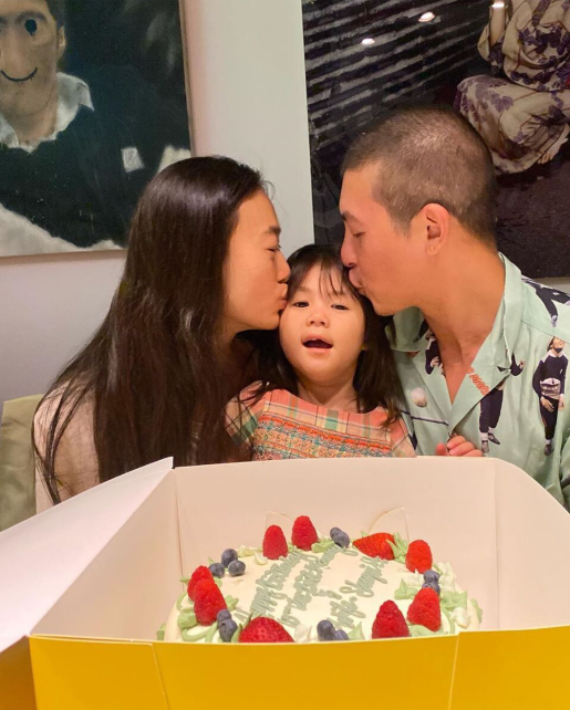 陈冠希|41岁陈冠希街头拍写真，路透照下满脸沧桑憔悴，发际线飙升严重秃鬓角