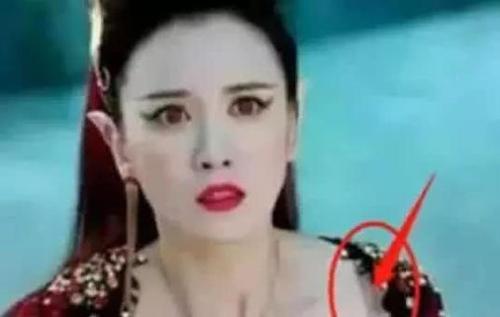 胡歌|史上最尴尬穿帮镜头，胡歌和唐嫣脖子都憋红了，导演应该提醒一下演员吧