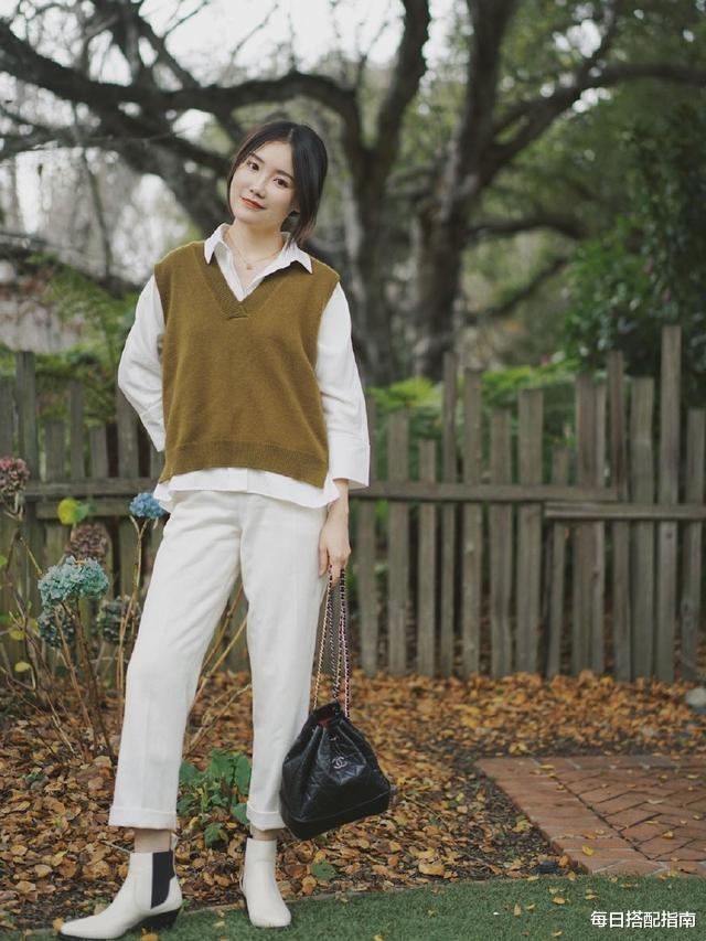 每日搭配指南 入秋后别只会穿卫衣,今年流行这样穿“毛衣”,照搬就很美