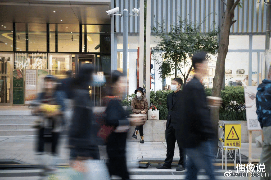 孙俪|孙俪带儿女街边摆摊，打扮低调，4小时卖了14741元，单价引热议