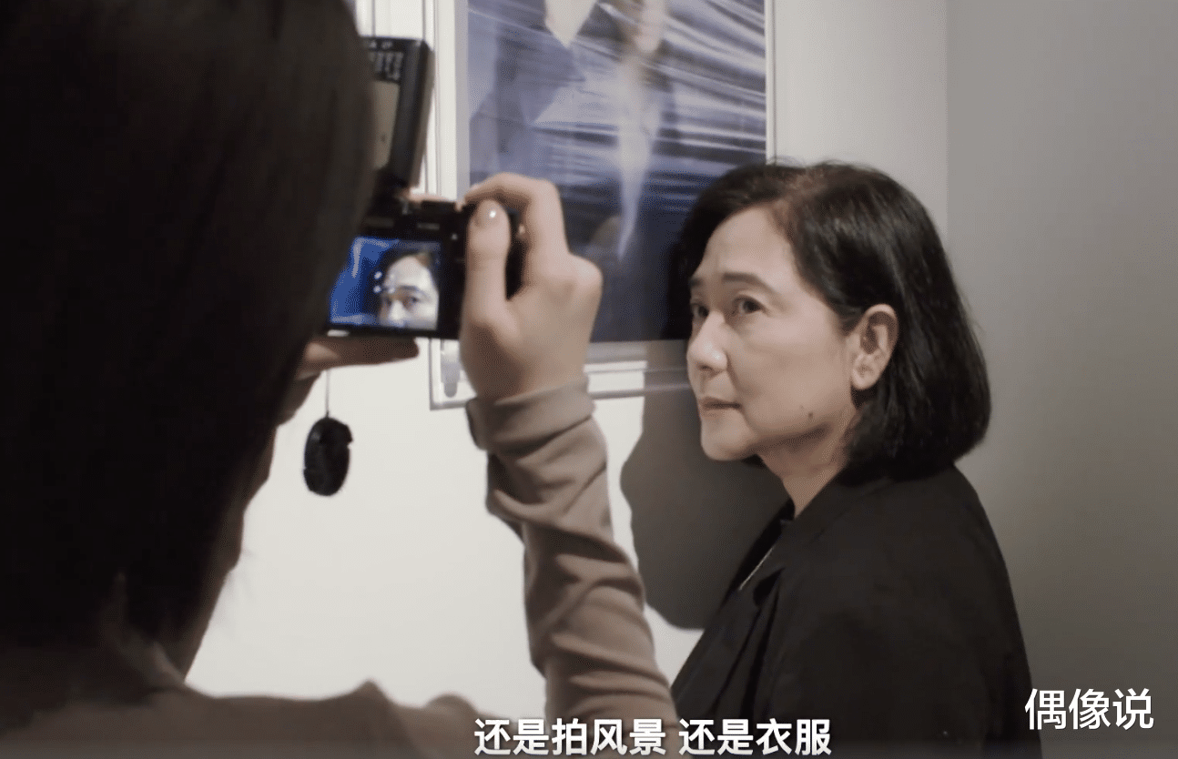 欧阳娜娜|欧阳娜娜带妈妈参加摄影展，59岁傅娟气质好，母女同框五官很像