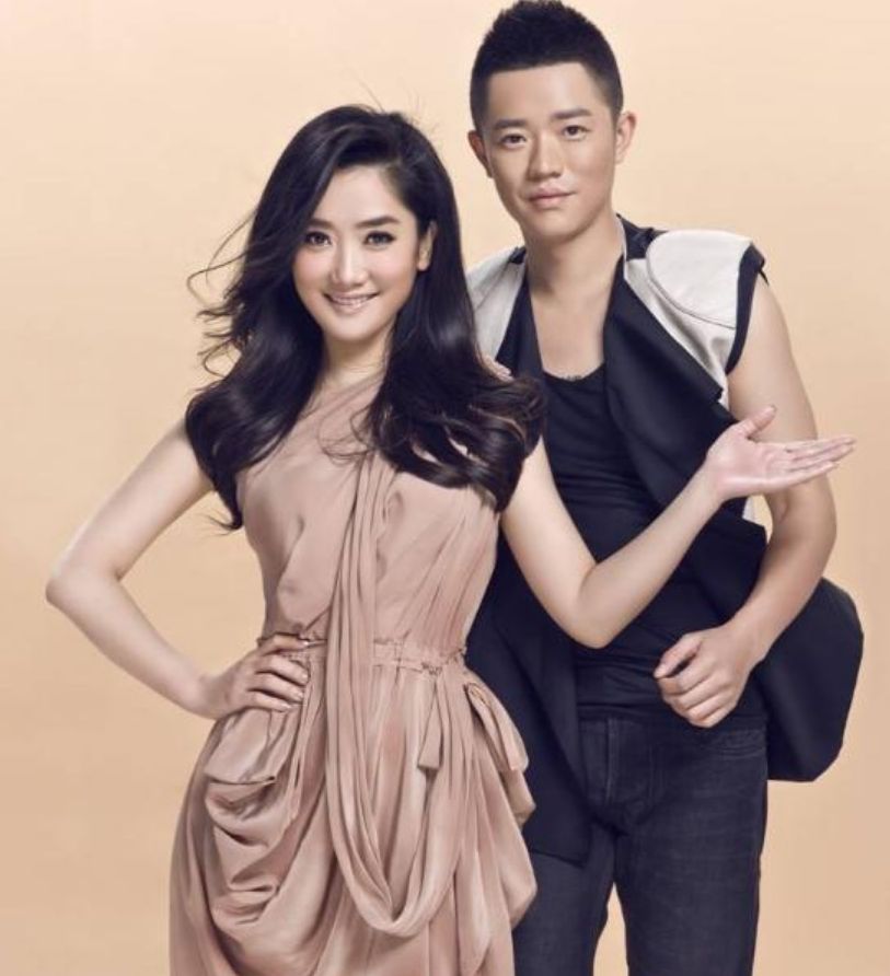 凤凰传奇|凤凰传奇的“清醒”:9次上春晚,五五分账23年,比玖月奇迹高明