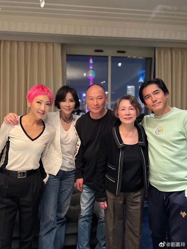 斛珠夫人|59岁梁朝伟上海逛商场被偶遇!穿平价服装接地气,疑随刘嘉玲来沪定居