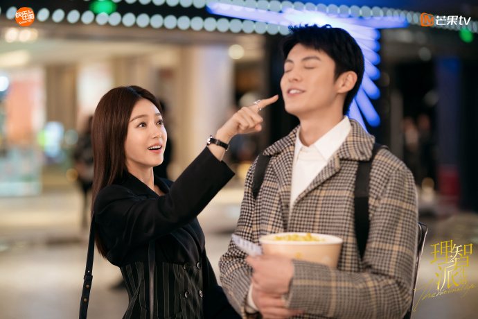 秦岚|女性成长剧《理智派生活》开播，秦岚、王鹤棣演绎职场姐弟恋