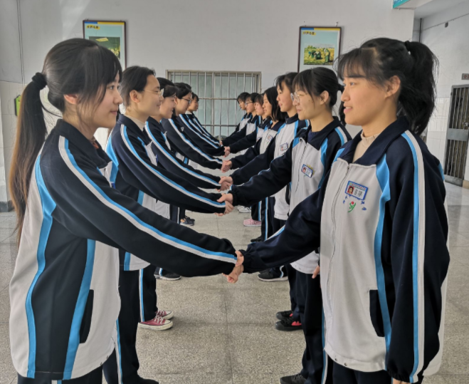 发型 初中“发型标准”公布，男生表示可以接受，女同学看后坐不住了