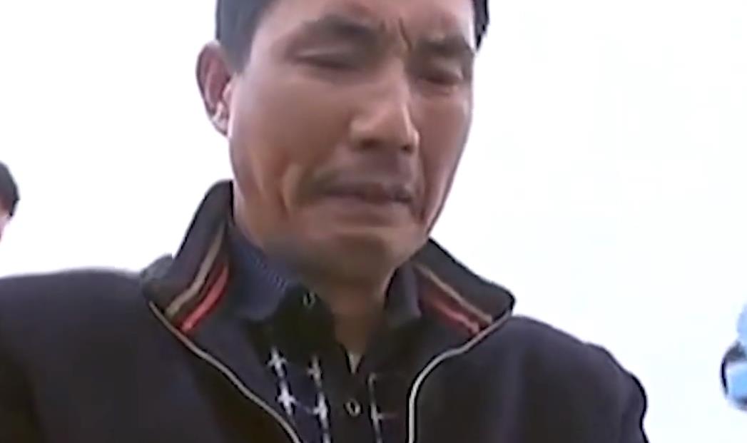 花光积蓄用40吨水泥建房,石头一砸一个洞,大爷气得要哭了?