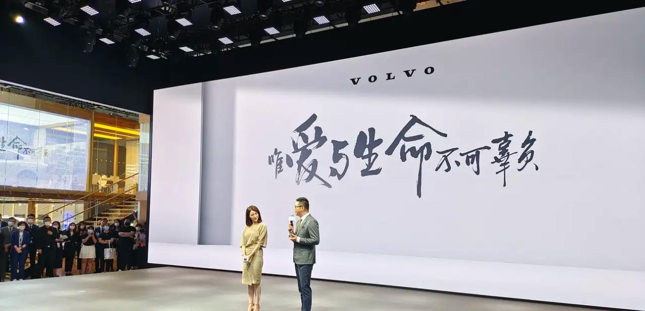 方脸妹说时尚|高圆圆高调为沃尔沃站台!穿上班裙仪态满分,成熟曲线像选美比赛