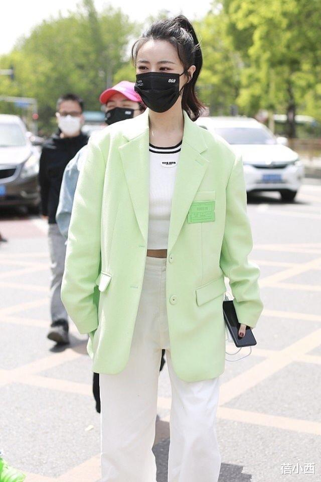 蓓小西|难怪薇娅带货那么厉害,私下穿搭也是个潮人,绿西装配白裤子真美