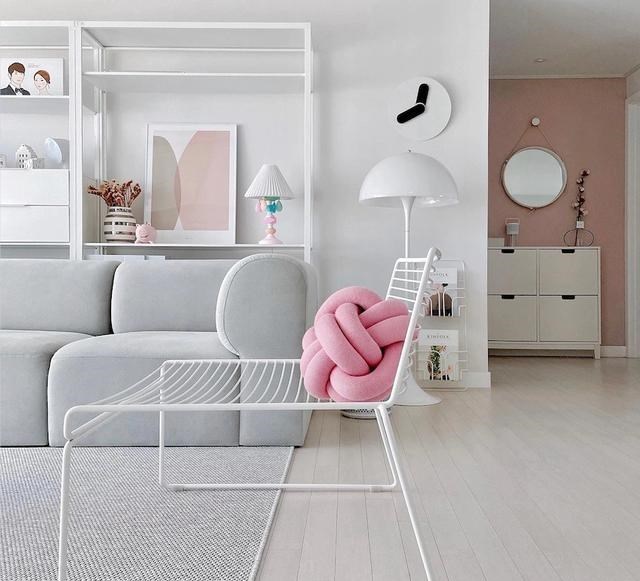 96㎡硬装看着没什么，软装一搭配就有了家的感觉，是年轻人的审美