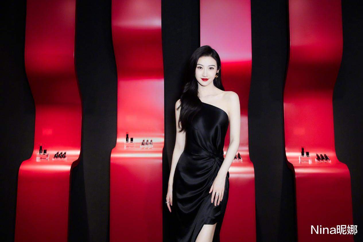 Nina昵娜 景甜央视上班生图曝光，穿白衬衫配牛仔裤打扮朴素，夹腿坐姿好拘谨