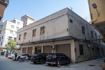 光明网视频 女子被天降大狗砸瘫获赔超百万：案涉建筑物的出租人、使用人赔偿超117万元