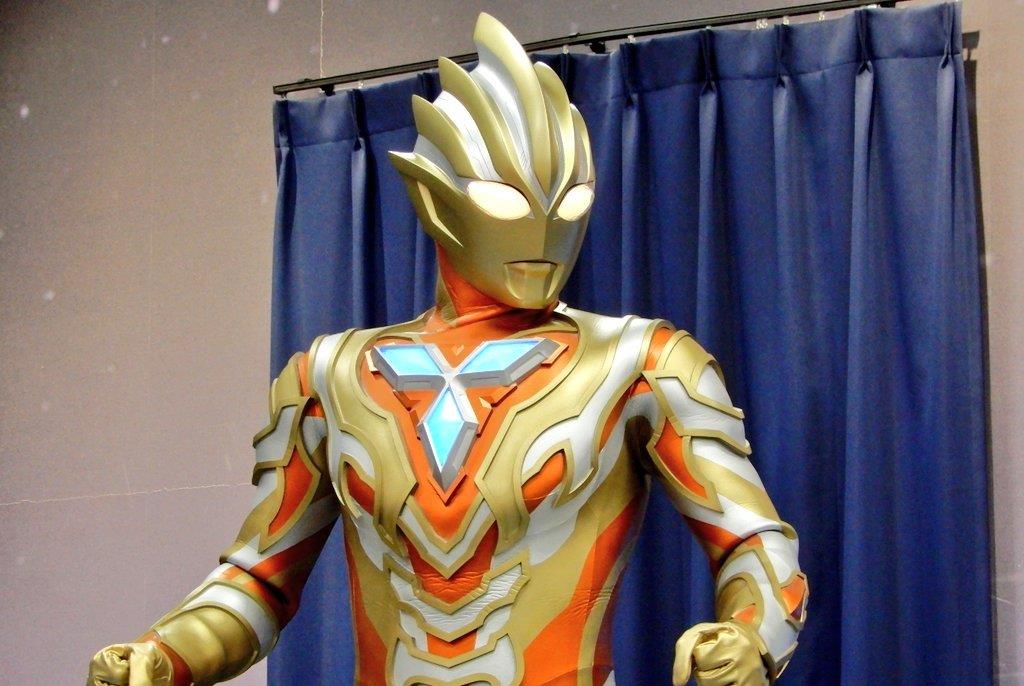 失控的想你|特利迦奥特曼官方舞台剧皮套赏析 橙红色镀金皮套 打光后金光闪闪