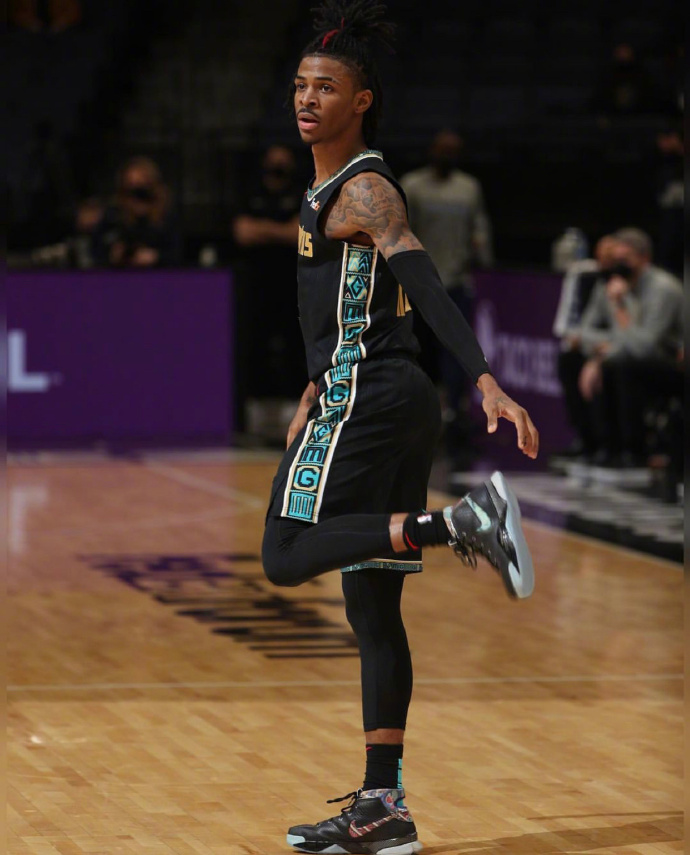 凱里·歐文|NBA球員上腳：濃眉上腳飛馬，歐文手持長(zhǎng)棍上腳紫龍蝦