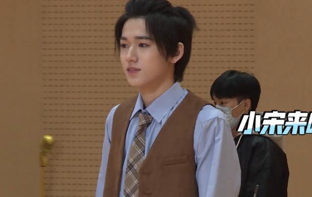 关晓彤|关晓彤宋亚轩练舞室彩排，却忘记给镜子打码，这腿围是认真的吗？