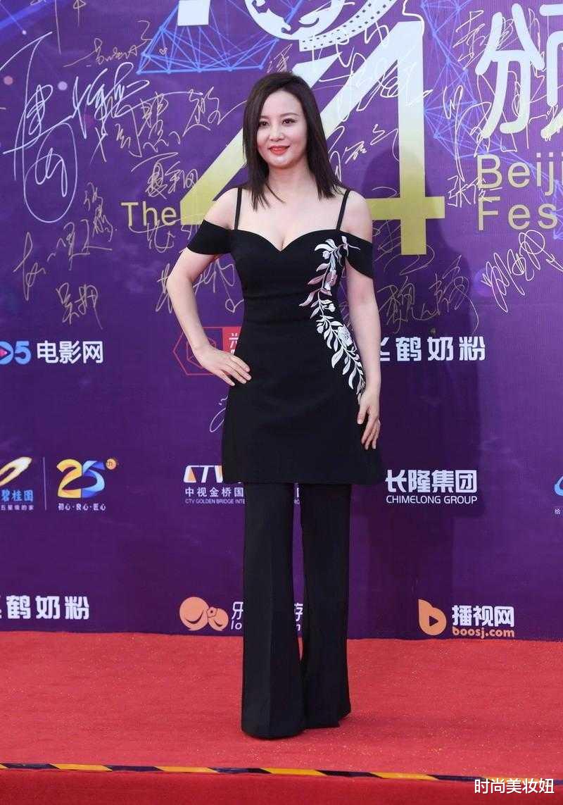 粉色|陶红虽到了大妈的年纪，却拥有“少女”的身材，曲线感美爆了