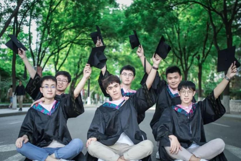 |专科生穿“学士服”拍照引热议，本科生疑惑：专科生算大学生吗