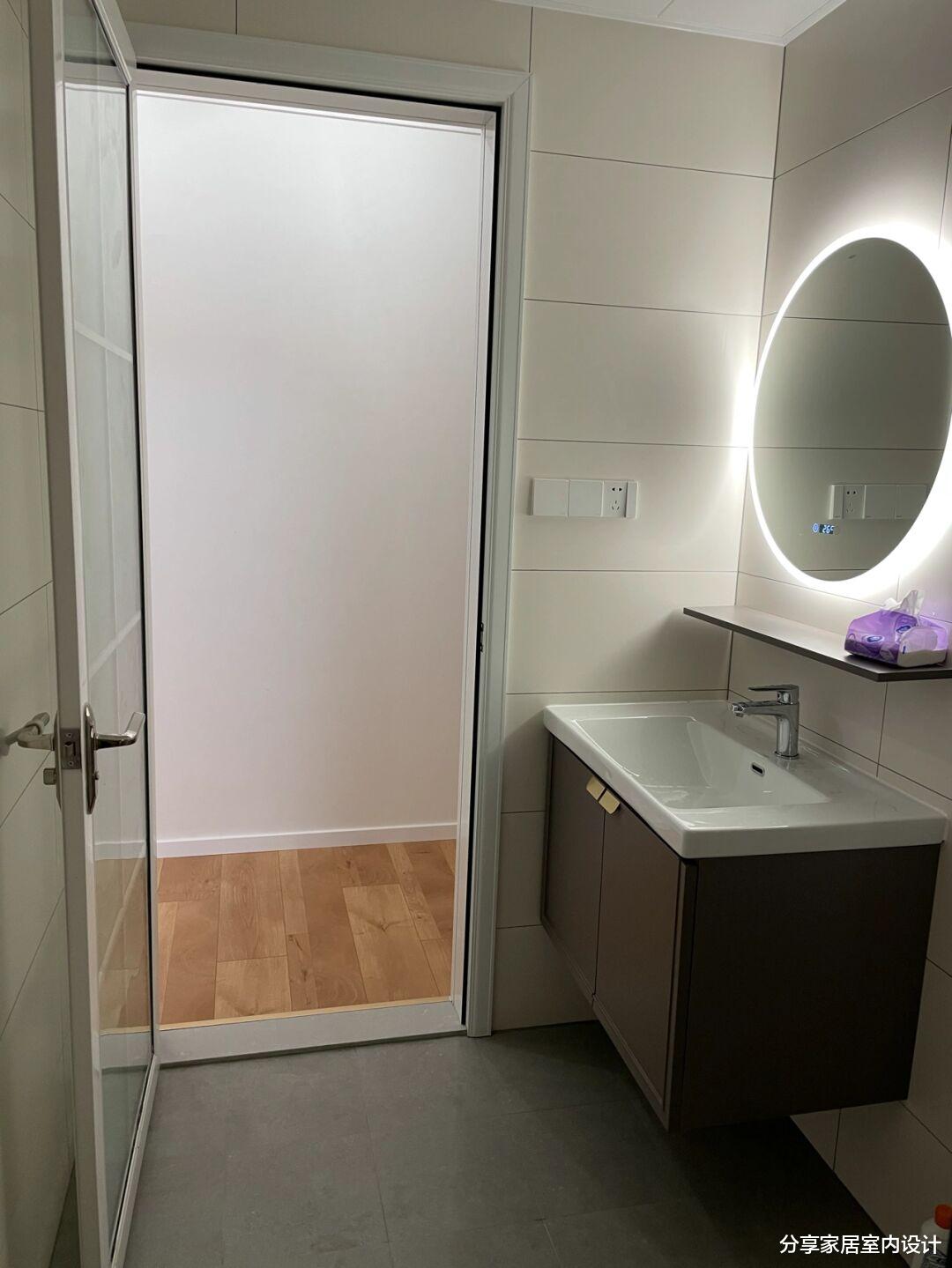 新房打扫干净准备入住，全屋铺贴木地板，电视墙打满柜子很实用！