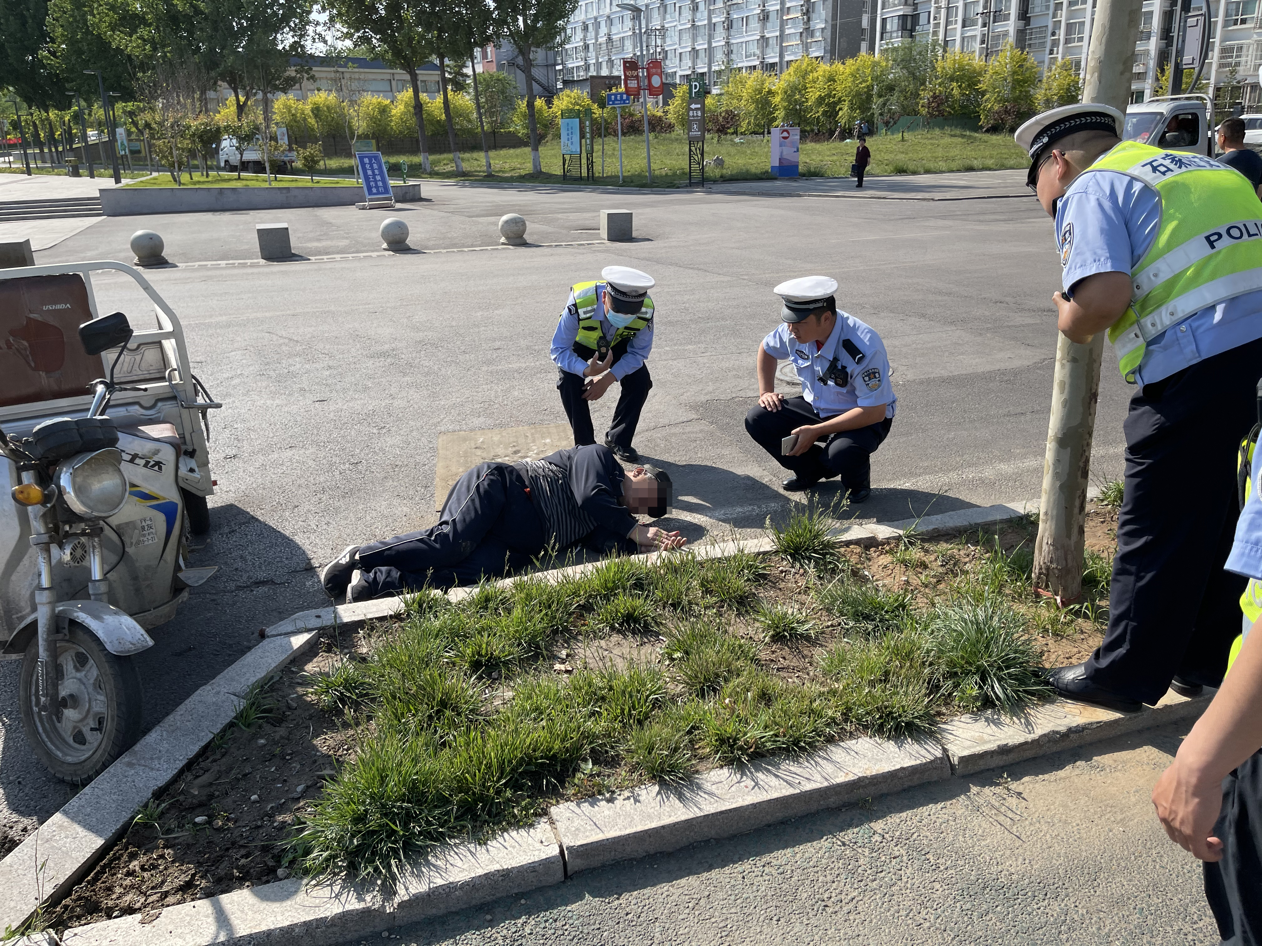 燕赵都市报 老翁骑三轮摔倒头部受伤 井陉矿区交警大队辅警紧急救援