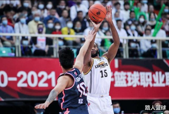 辽宁男篮|15+7+5+3！辽宁队新援拼到6犯离场 他是球队获胜功臣