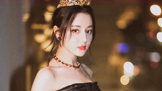 白景琦|杨幂手捂胸口惹争议：都穿成这样了还遮个鸡毛啊