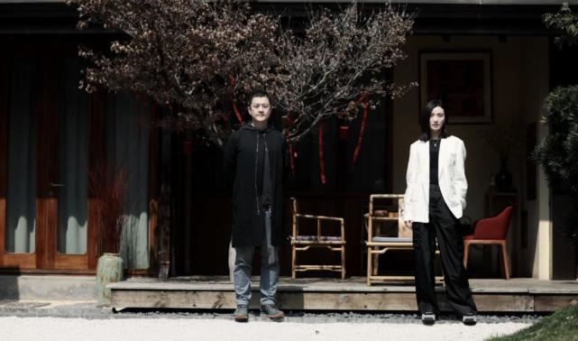 李亚鹏|李亚鹏和小19岁女友拍写真,海哈金喜超有范儿,手托腮像极了王菲