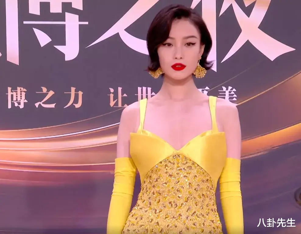 黄晓明|微博之夜女星斗艳：热巴精致如洋娃娃，江疏影穿着最大胆