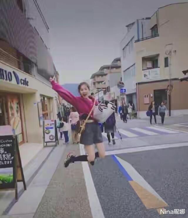 马蓉|马蓉玩视频不顾女儿，穿卫衣噘嘴摆拍大变样，染黄发红唇太像网红