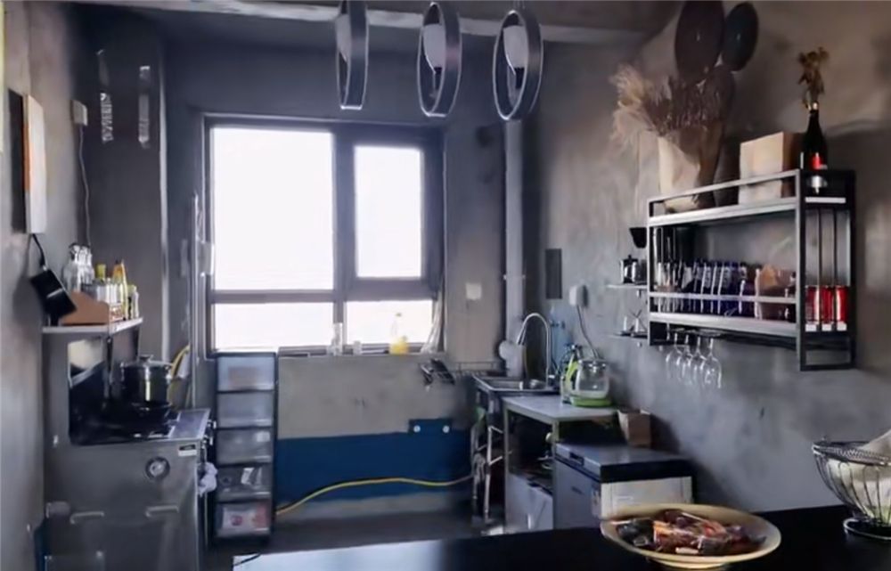 一位姑娘晒出独居的家，毛坯房不装修直接住，网友：也是服了