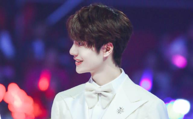 王一博|王一博称未出道时是校草，本以为没撒谎，看到16岁旧照信了你的邪