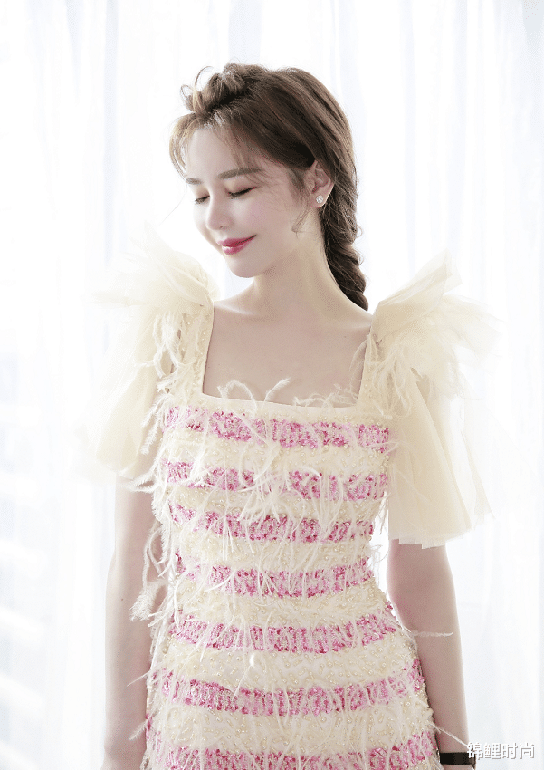 锦鲤时尚|邱意浓穿得好清凉，上身拼接“龙须”抢镜，美腿透过薄纱朦胧可见
