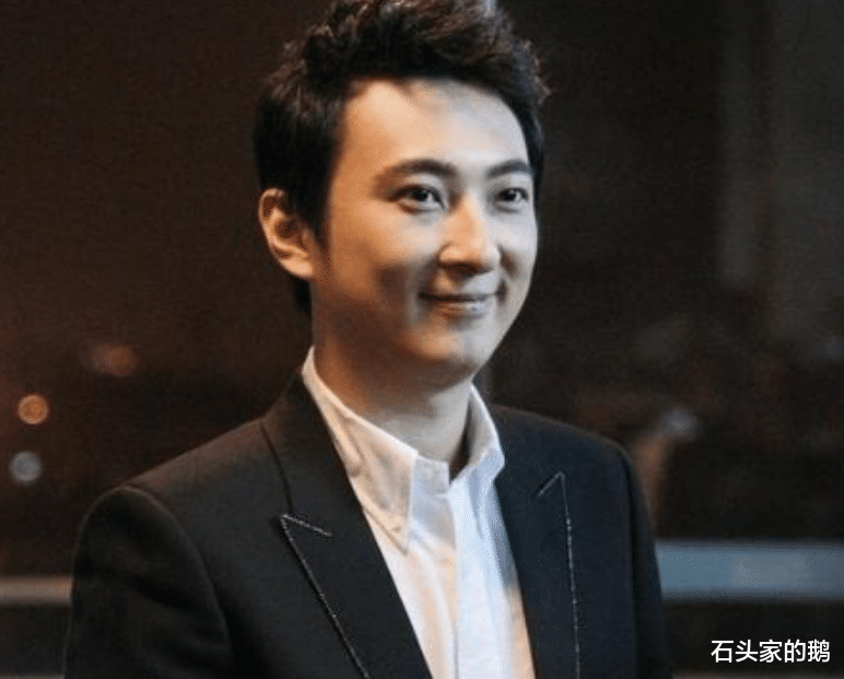 王思聪|王思聪风波后现身KTV,狂抽烟解闷,女伴被指不如孙一宁