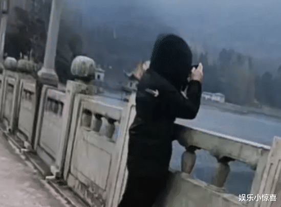 赵丽颖|大团圆!孙卓旅游照曝光,眉眼带笑状态好,父子俩背影神似