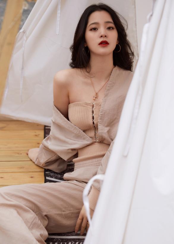 欧阳娜娜|欧阳娜娜逐渐大胆？挑战15cm内搭秀身材，外套滑落时我看红脸