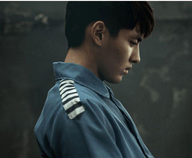 吴亦凡|吴亦凡在看守所的生活曝光：坐小板凳背监规，每月400元买榨菜和方便面！