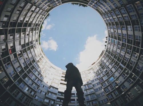 |人物角色、游戏场景视角-采用仰视的视角，会带来严肃威严的效果