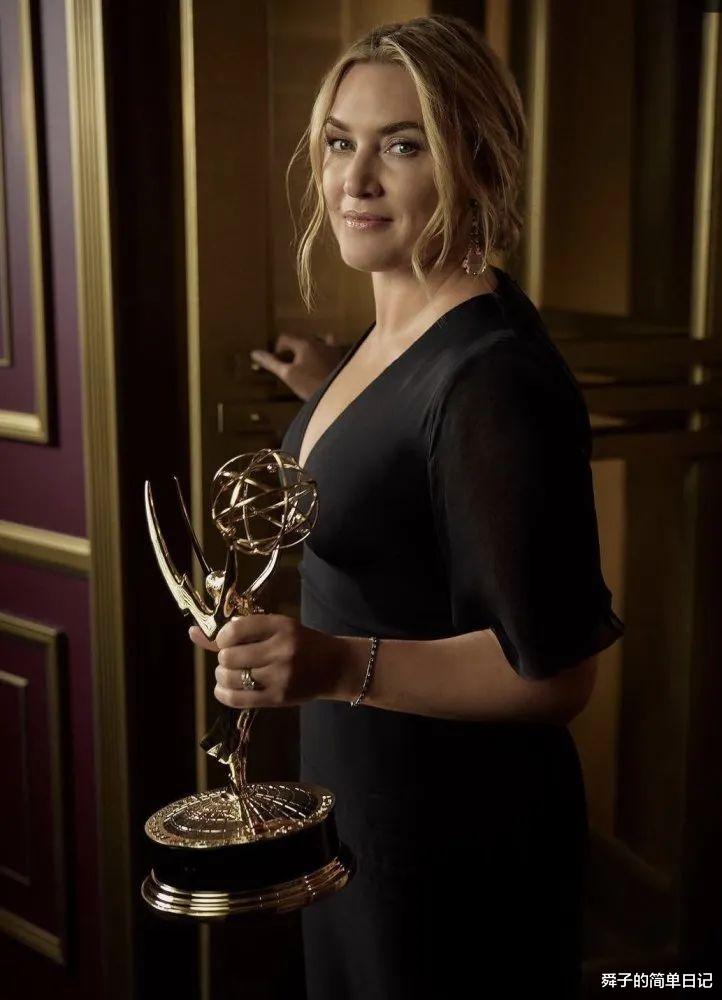 梅尔|平静处炸裂沟壑，这部剧第一集带来的惊悚让人感到可怕，女神力作