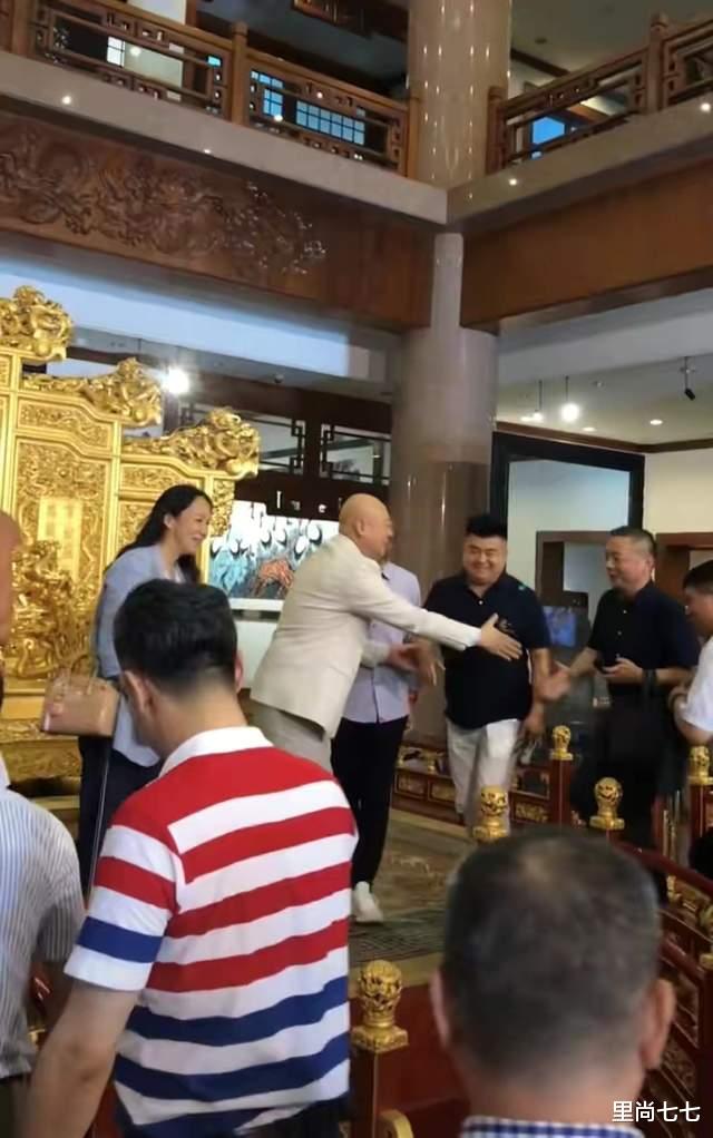 里尚七七|迟重瑞罕见陪妻现身，80岁富婆珠光宝气，一头黑发比68岁的他年轻