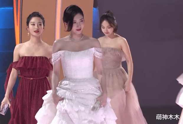 肖战|《欢乐颂》新五美首次公开亮相，闺蜜合照暴露真实关系，孙千尴尬