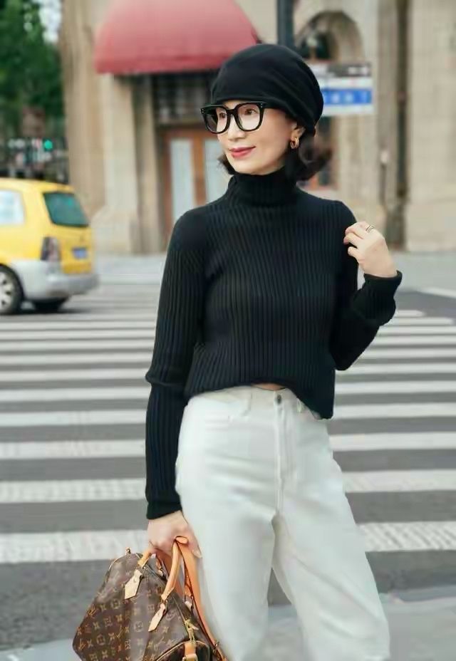 潮帮先生 三木妈妈不戴帽子也好美，基础款就能穿出高级感，58岁气质太出众