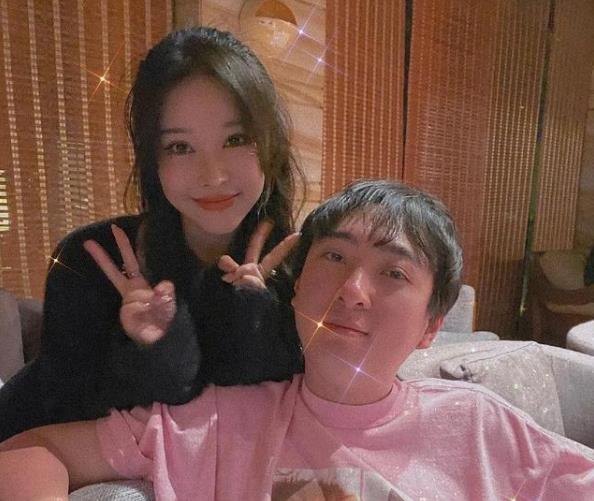 王思聪|王思聪在三亚庆生，身穿7000元的T恤，美女成群环绕左右举止亲昵