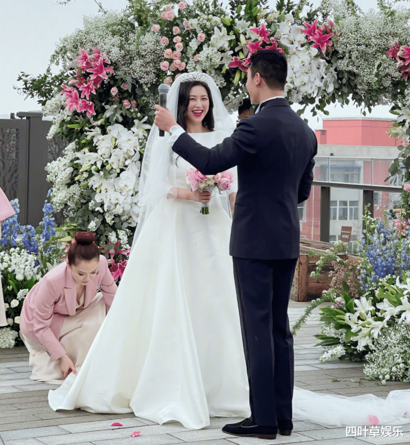 娛樂圈一位女明星結婚，婚禮現場照片流出，臉上滿是幸福的模樣-圖8