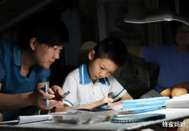 蜂蜜妈妈|小学生作文“我的妈妈”火了,妈妈看后哭笑不得,网友:人才啊