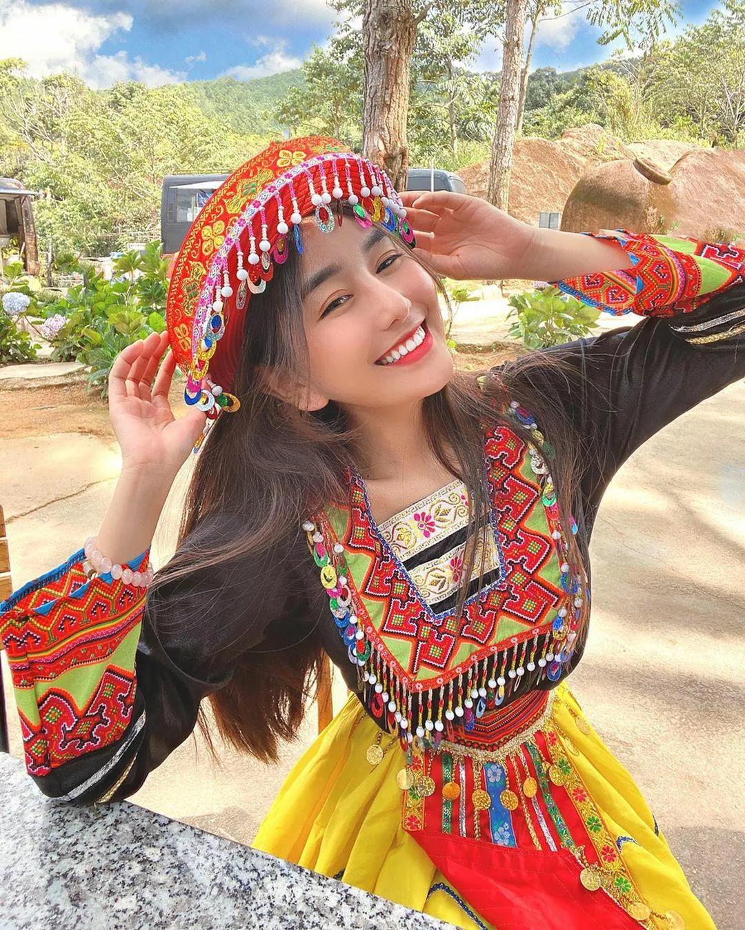 杜淳|赵露思的脸、卡戴珊的身材，这个16岁“网红校花”真的没整吗？